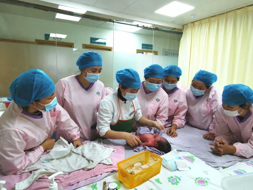 瑞丽市妇婴监护型护送
